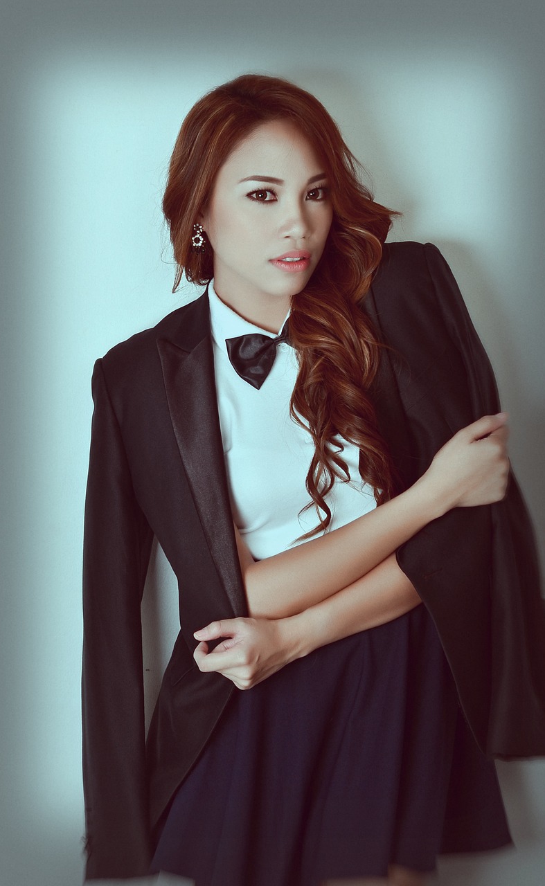 最新時尚女裝長款外套潮流趨勢，長款外套女裝新款亮相