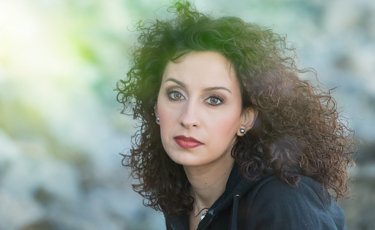 黑長直發(fā)型最新扎法，時尚魅力的無限延伸